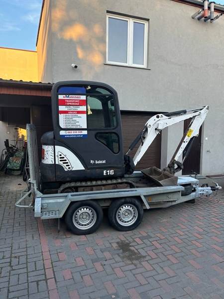 Minikoparka Bobcat E16 na lawecie