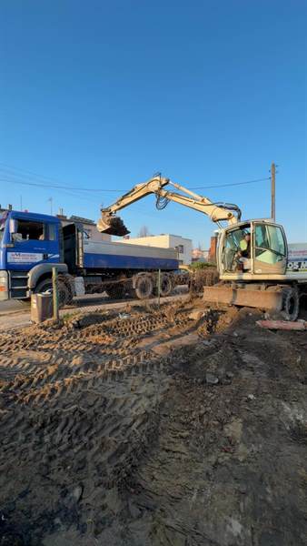 Koparka ładuje urobek na wywrotkę